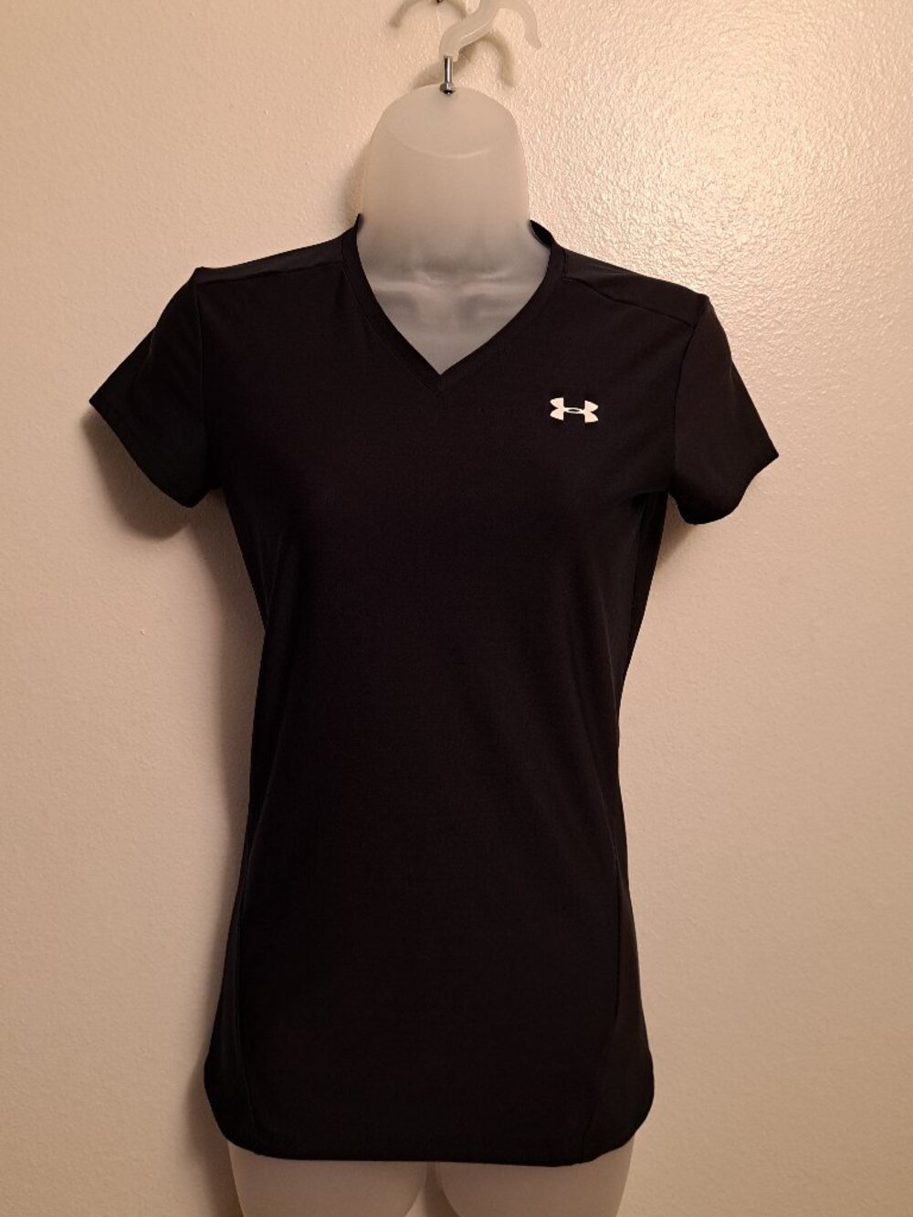 Under Armour Heat Gear V-neck Women's Black Cap Sleeve Fitted Shirt